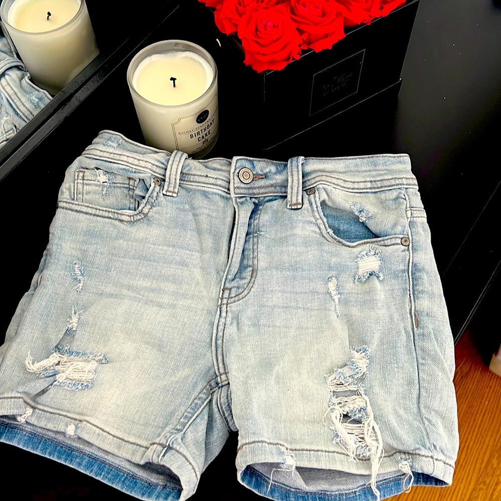 Distressed Eunina denim shorts 😇